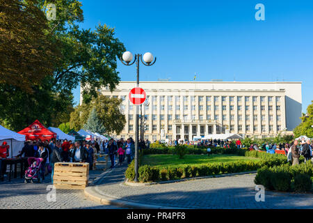 Uzhgorod, Ucraina - Sep 28, 2018: Ceco giorni in TransCarpathia festival. 100 anno celebrazione della dichiarazione della Cecoslovacchia nel 1918. Amministrazione regionale edificio a distanza. di degustare piatti, birra e ascoltare musica nazionale Credito: Mike Pellinni/Alamy Live News Foto Stock