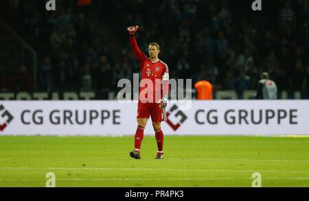 Deutschland. 28 Sep, 2018. firo: 28.09.2018 calcio, 1. Bundesliga, stagione 2018/2019 Hertha BSC Berlin - FC Bayern Munich Monaco di Baviera Bayern, Manuel Neuer gesto, Thumbs up | Utilizzo di credito in tutto il mondo: dpa/Alamy Live News Foto Stock