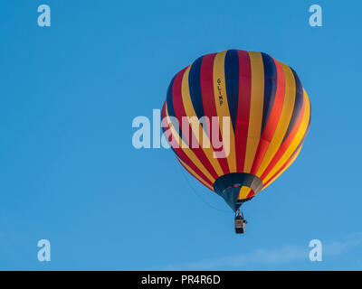 York, Regno Unito. Il 29 settembre 2018. Un palloncino di massa di lancio è avvenuto presso sunrise da York Knavesmire come parte della seconda annuale di York Balloon Fiesta. Una cinquantina di palloncini ha preso i cieli guardati da centinaia di spettatori. Il lancio è parte di una tre giorni di manifestazione che corre fino a domenica 30 settembre. Foto Fotografia Bailey-Cooper/Alamy Live News Foto Stock