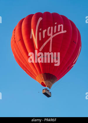 York, Regno Unito. Il 29 settembre 2018. Un palloncino di massa di lancio è avvenuto presso sunrise da York Knavesmire come parte della seconda annuale di York Balloon Fiesta. Una cinquantina di palloncini ha preso i cieli guardati da centinaia di spettatori. Il lancio è parte di una tre giorni di manifestazione che corre fino a domenica 30 settembre. Foto Fotografia Bailey-Cooper/Alamy Live News Foto Stock