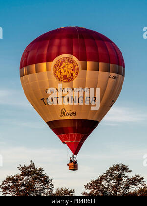 York, Regno Unito. Il 29 settembre 2018. Un palloncino di massa di lancio è avvenuto presso sunrise da York Knavesmire come parte della seconda annuale di York Balloon Fiesta. Una cinquantina di palloncini ha preso i cieli guardati da centinaia di spettatori. Il lancio è parte di una tre giorni di manifestazione che corre fino a domenica 30 settembre. Foto Fotografia Bailey-Cooper/Alamy Live News Foto Stock