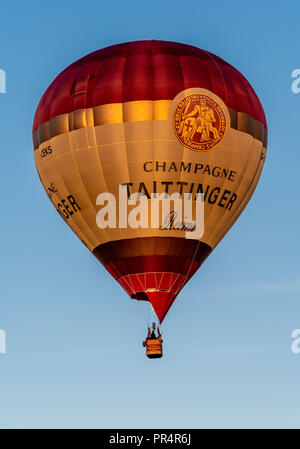 York, Regno Unito. Il 29 settembre 2018. Un palloncino di massa di lancio è avvenuto presso sunrise da York Knavesmire come parte della seconda annuale di York Balloon Fiesta. Una cinquantina di palloncini ha preso i cieli guardati da centinaia di spettatori. Il lancio è parte di una tre giorni di manifestazione che corre fino a domenica 30 settembre. Foto Fotografia Bailey-Cooper/Alamy Live News Foto Stock