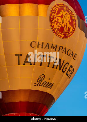 York, Regno Unito. Il 29 settembre 2018. Un palloncino di massa di lancio è avvenuto presso sunrise da York Knavesmire come parte della seconda annuale di York Balloon Fiesta. Una cinquantina di palloncini ha preso i cieli guardati da centinaia di spettatori. Il lancio è parte di una tre giorni di manifestazione che corre fino a domenica 30 settembre. Foto Fotografia Bailey-Cooper/Alamy Live News Foto Stock