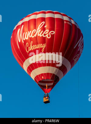 York, Regno Unito. Il 29 settembre 2018. Un palloncino di massa di lancio è avvenuto presso sunrise da York Knavesmire come parte della seconda annuale di York Balloon Fiesta. Una cinquantina di palloncini ha preso i cieli guardati da centinaia di spettatori. Il lancio è parte di una tre giorni di manifestazione che corre fino a domenica 30 settembre. Foto Fotografia Bailey-Cooper/Alamy Live News Foto Stock