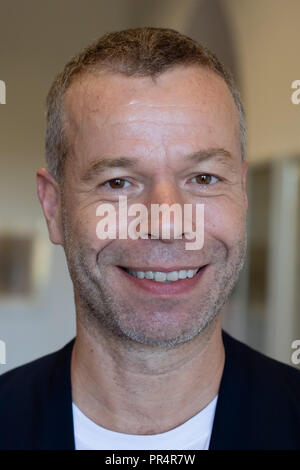 29 settembre 2018, della Renania settentrionale-Vestfalia, Goslar: Wolfgang Tillmans, vincitore del Goslarer Kaiserring 2018, sorridente prima della cerimonia di premiazione. Il Kaiserring è considerato uno dei più importanti premi di arte moderna. Foto: Swen Pförtner/dpa Foto Stock