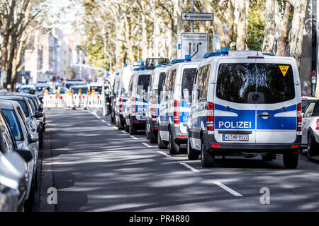 Colonia, Germania. 29 settembre 2018, della Renania settentrionale-Vestfalia, Colonia: i veicoli della polizia sono parcheggiate vicino la DiTiB moschea centrale. Foto: Marcel Kusch/dpa Credito: dpa picture alliance/Alamy Live News Foto Stock