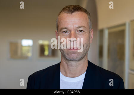 29 settembre 2018, della Renania settentrionale-Vestfalia, Goslar: Wolfgang Tillmans, vincitore del Goslarer Kaiserring 2018, sorridente prima della cerimonia di premiazione. Il Kaiserring è considerato uno dei più importanti premi di arte moderna. Foto: Swen Pförtner/dpa Foto Stock