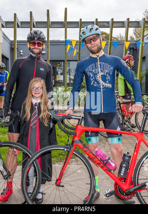 Carrigaline, Cork, Irlanda. Il 29 settembre 2018. Bart Nowaczek con sua figlia Julia dalla torre e Mateusz Altman, Lee Road,che hanno preso parte al grande ciclo di ferrovia che è stata organizzata dal Lions Club in Carrigaline con proventi andando a Marymount ospizio e il Carrigaline Lions Centro Giovanile. Nei suoi 27 anni di storia il caso ha sollevato quasi € 700.000 Credito: David Creedon/Alamy Live News Foto Stock