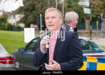 Carrigaline, Cork, Irlanda. Il 29 settembre 2018. Vice Michael McGrath, T.D. rendendo le osservazioni di apertura prima di iniziare il grande ciclo di ferroviaria in Carrigaline che è stata organizzata dal Lions Club con proventi verranno devoluti al Marymount ospizio e il Carrigaline Lions Centro Giovanile. Nei suoi 27 anni di storia il caso ha sollevato quasi € 700.000. Credito: David Creedon/Alamy Live News Foto Stock