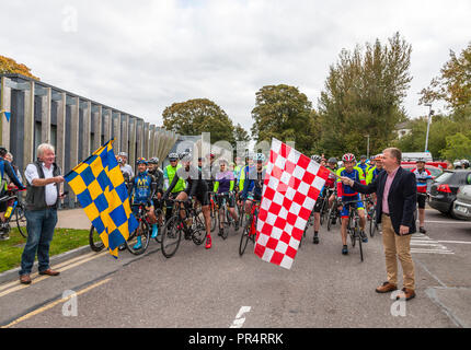 Carrigaline, Cork, Irlanda. Il 29 settembre 2018. Contrassegnare Ginn, Presidente di Lions Club, Carrigaline e vice Michael McGrath T.D. circa a cadere la bandiera per l'inizio del grande ciclo di ferroviaria in Carrigaline, Co. Il sughero che è stata organizzata dal Lions Club con proventi verranno devoluti al Marymount ospizio e il Carrigaline Lions Centro Giovanile. Nei suoi 27 anni di storia il caso ha sollevato quasi € 700.000. Credito: David Creedon/Alamy Live News Foto Stock