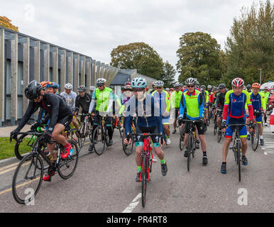 Carrigaline, Cork, Irlanda. Il 29 settembre 2018. I ciclisti la voce off all'inizio del grande ciclo di ferroviaria in Carrigaline, Co. Cork, che è stata organizzata dal Lions Club in Carrigaline con proventi andando a Marymount ospizio e il Carrigaline Lions Centro Giovanile. Nei suoi 27 anni di storia il caso ha sollevato quasi € 700.000. Credito: David Creedon/Alamy Live News Foto Stock