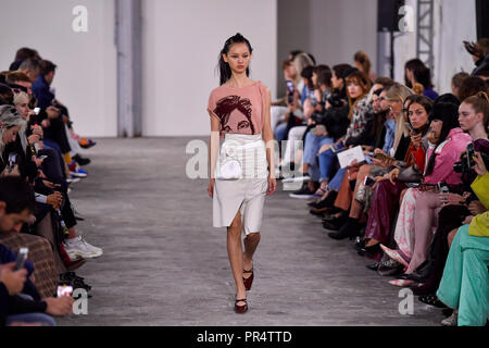 Parigi. 29Sep, 2018. Un modello presenta una creazione della DROMe durante il 2019 Primavera/Estate collezione donna mostra a Parigi in Francia il 7 settembre 29, 2018. Credito: Chen Yichen/Xinhua/Alamy Live News Foto Stock