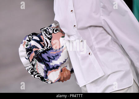 Parigi. 29Sep, 2018. Un modello presenta una creazione della DROMe durante il 2019 Primavera/Estate collezione donna mostra a Parigi in Francia il 7 settembre 29, 2018. Credito: Chen Yichen/Xinhua/Alamy Live News Foto Stock