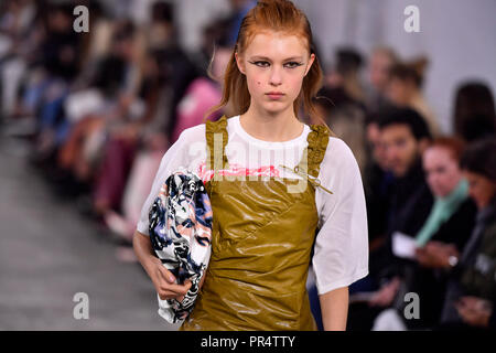 Parigi. 29Sep, 2018. Un modello presenta una creazione della DROMe durante il 2019 Primavera/Estate collezione donna mostra a Parigi in Francia il 7 settembre 29, 2018. Credito: Chen Yichen/Xinhua/Alamy Live News Foto Stock