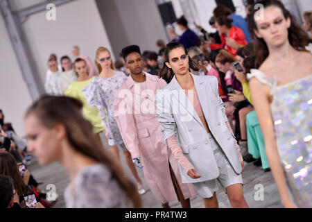 Parigi. 29Sep, 2018. I modelli presenti creazioni della DROMe durante il 2019 Primavera/Estate collezione donna mostra a Parigi in Francia il 7 settembre 29, 2018. Credito: Chen Yichen/Xinhua/Alamy Live News Foto Stock