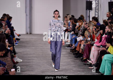 Parigi. 29Sep, 2018. Un modello presenta una creazione della DROMe durante il 2019 Primavera/Estate collezione donna mostra a Parigi in Francia il 7 settembre 29, 2018. Credito: Chen Yichen/Xinhua/Alamy Live News Foto Stock