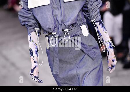 Parigi. 29Sep, 2018. Un modello presenta una creazione della DROMe durante il 2019 Primavera/Estate collezione donna mostra a Parigi in Francia il 7 settembre 29, 2018. Credito: Chen Yichen/Xinhua/Alamy Live News Foto Stock