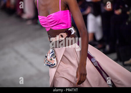 Parigi. 29Sep, 2018. Un modello presenta una creazione della DROMe durante il 2019 Primavera/Estate collezione donna mostra a Parigi in Francia il 7 settembre 29, 2018. Credito: Chen Yichen/Xinhua/Alamy Live News Foto Stock