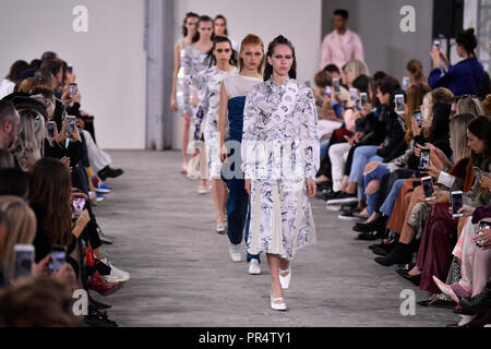 Parigi. 29Sep, 2018. I modelli presenti creazioni della DROMe durante il 2019 Primavera/Estate collezione donna mostra a Parigi in Francia il 7 settembre 29, 2018. Credito: Chen Yichen/Xinhua/Alamy Live News Foto Stock