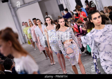 Parigi. 29Sep, 2018. I modelli presenti creazioni della DROMe durante il 2019 Primavera/Estate collezione donna mostra a Parigi in Francia il 7 settembre 29, 2018. Credito: Chen Yichen/Xinhua/Alamy Live News Foto Stock