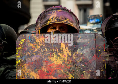 Barcellona, Spagna. Settembre 29, 2018 - Barcellona, in Catalogna, Spagna - un regionale catalana funzionario di polizia (Mossos Esquadra) coperto di vernice guarda oltre durante un pro-indipendenza proteste in Barcellona. Pro-indipendenza sostenitori hanno dimostrato contro un marzo a sostegno della polizia spagnola. Il prossimo primo ottobre segna un anno del catalano il referendum sull indipendenza che ha portato centinaia di injuried elettori a causa la polizia spagnola la repressione. Credito: Jordi Boixareu/Alamy Live News Foto Stock