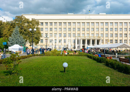 Uzhgorod, Ucraina - 29 SET 2018: Ceco giorni di festival TransCarpathia. Le persone godono di celebrazione dei cento anni della Cecoslovacchia dichiarazione. Ubicazione Narodna Square Foto Stock