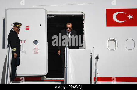 29 settembre 2018, della Renania settentrionale-Vestfalia, Colonia: Recep Tayyip Erdogan, Presidente della Turchia, arrivando alla sezione militare dell'aeroporto. Il presidente turco è su una tre giorni di visita di Stato in Germania. Foto: Federico Gambarini/dpa Foto Stock