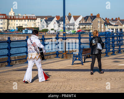 Porthcawl, Regno Unito. Il 29 settembre 2018. .Due ventole voce lungo Porthcawl promenade verso la fine settimana annuale-lungo festival di Elvis Credito: Paolo Nicholas/Alamy Live News Foto Stock