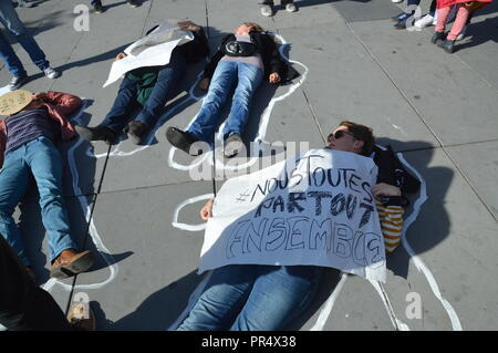 Parigi, Francia. Il 29 settembre 2018. # MeToo , 1 anno dopo. Giant Die-in in Parigi, Francia, Place de la Republique. 29 settembre 2018. 14h30 ALPHACIT NEWIM / Alamy Live News Foto Stock