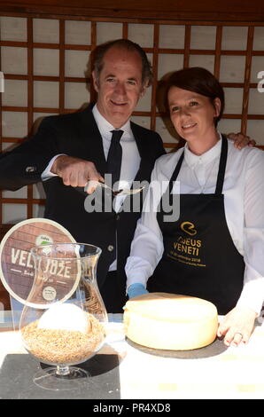 Piazzola sul Brenta, 29 settembre 2018, il presidente della regione Veneto Luca Zaia passeggiate tra gli espositori del Veneto formaggi regionali della concorrenza. Credito: Alessandro Lollo/Alamy Live News Foto Stock