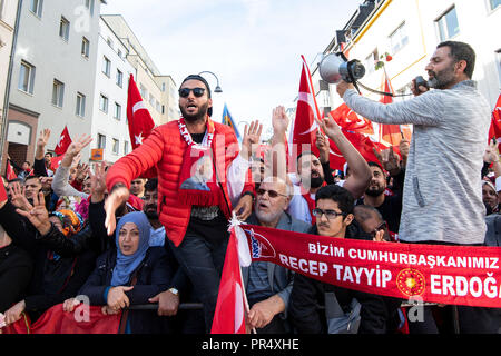 29 settembre 2018, della Renania settentrionale-Vestfalia, Colonia: Erdogan seguaci sventolando bandiere e rasserenanti intorno la Ditib Moschea centrale. La moschea è ad essere inaugurato sabato dal Presidente turco Erdogan. Erdogan è su una tre giorni di visita di Stato in Germania. Foto: Marius Becker/dpa Foto Stock