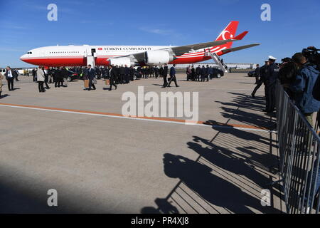 29 settembre 2018, della Renania settentrionale-Vestfalia, Colonia: il piano con il presidente turco Erdogan a bordo, arriva in corrispondenza della parte militare dell'aeroporto. Il presidente turco è su una tre giorni di visita di Stato in Germania. Foto: Federico Gambarini/dpa Foto Stock