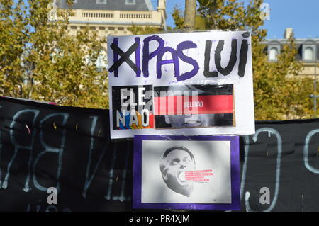 Brasiliani Donne vs Bolsonaro. Demo per i diritti della donna brasiliana. Dimostrazione contro il colpo di stato in Brasile. Il 29 settembre 2018. 15h. Place de la Republique, Parigi, FranceÂ ALPHACIT NEWIM / Alamy Live News Foto Stock