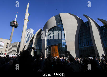 29 settembre 2018, della Renania settentrionale-Vestfalia, Köln: Erdogan, Presidente della Turchia, giunge alla apertura della DITIB Moschea centrale. Il presidente turco è su una tre giorni di visita di Stato in Germania. Foto: Henning Kaiser/dpa Foto Stock