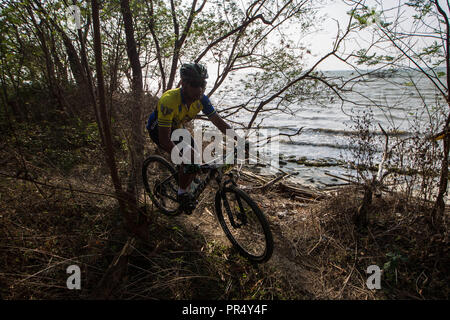 Settembre 29, 2018 - Tanjung Lesung, Banten, Indonesia - MTB piloti competere durante il Rhino XC MTB Marathon a Tanjung Lesung foresta in Banten, Indonesia il 29 settembre 2018. Più di 100 atleti e appassionati di sport hanno partecipato su Rhino MTB XCM, un open mountain bike cross country marathon torneo. Eâ detiene anche il 2018 Rhino Cross Triathlon domenica 30 settembre la seconda edizione della prima traversa di triathlon in Indonesia che compete 100 triatleti da 7 paesi tra i quali Stati Uniti, Giappone, Paesi Bassi, Nuova Zealands e Francia. (Credito Immagine: © Afriadi Hikmal/ZUMA FILO Foto Stock