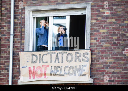29 settembre 2018, della Renania settentrionale-Vestfalia, Colonia: "Non ictartors benvenuti' è su un poster appeso su un balcone. Foto: Marcel Kusch/dpa Foto Stock