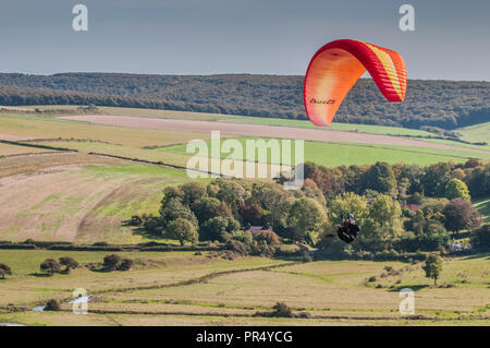 High and Over, Seaford, East Sussex, UK..29 Settembre 2018..Wind from the East porta i piloti di parapendio ad alta e Alta nella splendida South Downs che si affaccia sul fiume Cuckmere Valley e campagna. Foto Stock