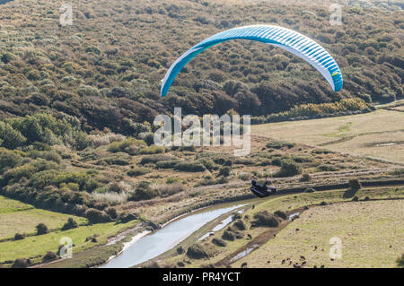 High and Over, Seaford, East Sussex, UK..29 Settembre 2018..Wind from the East porta i piloti di parapendio ad alta e Alta nella splendida South Downs che si affaccia sul fiume Cuckmere Valley e campagna. Foto Stock