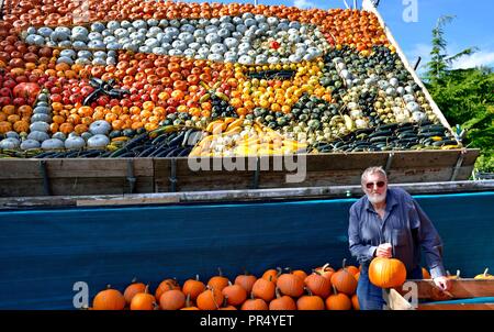 Slindon Village, West Sussex, Regno Unito. Il 29 settembre 2018. Annuale di Display di zucca Robin Upton sorge di fronte al suo display di zucca, aprendo la prossima settimana, che questo anno che commemora il centesimo anniversario della RAF, il centenario dell'armistizio e la sua famiglia nei 50 anni di crescita di zucche. Esso si svolge da ottobre a novembre (picco intorno a Halloween) e comprende circa un centinaio di diverse varietà di zucca e squash.Credit Gary Blake/Alamy Live News Foto Stock