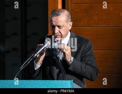 29 settembre 2018, della Renania settentrionale-Vestfalia, Colonia: Recep Tayyip Erdogan, Presidente della Turchia, parla in apertura del DITIB Moschea centrale. Il presidente turco è su una tre giorni di visita di Stato in Germania. Foto: Henning Kaiser/dpa Foto Stock