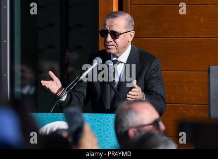 29 settembre 2018, della Renania settentrionale-Vestfalia, Colonia: Recep Tayyip Erdogan, Presidente della Turchia, parla in apertura del DITIB Moschea centrale. Il presidente turco è su una tre giorni di visita di Stato in Germania. Foto: Henning Kaiser/dpa Foto Stock