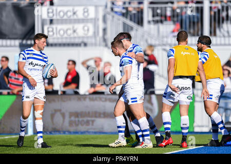 Londra, Regno Unito. Il 29 settembre 2018. Chris Cook di Bath festeggia con i compagni di squadra per segnare il suo lato della seconda prova durante la Premiership Gallagher match tra Saraceni e Bath Rugby presso il Parco di Allianz su Sabato, 29 settembre 2018. Londra Inghilterra. (Solo uso editoriale, è richiesta una licenza per uso commerciale. Nessun uso in scommesse, giochi o un singolo giocatore/club/league pubblicazioni.) Credito: Taka Wu/Alamy Live News Foto Stock