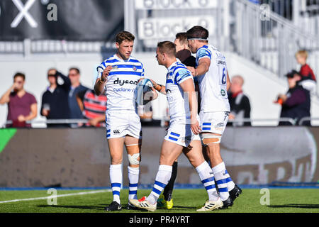 Londra, Regno Unito. Il 29 settembre 2018. Chris Cook di Bath festeggia con i compagni di squadra per segnare il suo lato della seconda prova durante la Premiership Gallagher match tra Saraceni e Bath Rugby presso il Parco di Allianz su Sabato, 29 settembre 2018. Londra Inghilterra. (Solo uso editoriale, è richiesta una licenza per uso commerciale. Nessun uso in scommesse, giochi o un singolo giocatore/club/league pubblicazioni.) Credito: Taka Wu/Alamy Live News Foto Stock