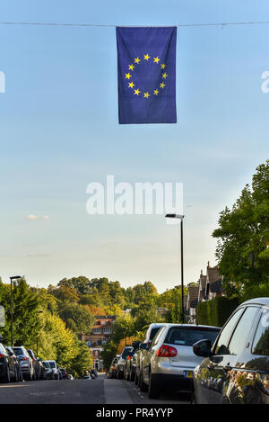 Crouch End, Londra, Regno Unito. Il 29 settembre 2018. Una grande bandiera UE è stato messo su cavi telefonici attraverso una strada. Credito: Matteo Chattle/Alamy Live News