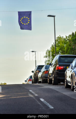 Crouch End, Londra, Regno Unito. Il 29 settembre 2018. Una grande bandiera UE è stato messo su cavi telefonici attraverso una strada. Credito: Matteo Chattle/Alamy Live News Foto Stock