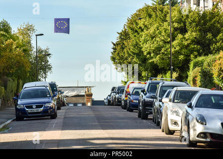 Crouch End, Londra, Regno Unito. Il 29 settembre 2018. Una grande bandiera UE è stato messo su cavi telefonici attraverso una strada. Credito: Matteo Chattle/Alamy Live News Foto Stock