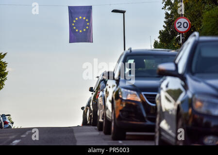 Crouch End, Londra, Regno Unito. Il 29 settembre 2018. Una grande bandiera UE è stato messo su cavi telefonici attraverso una strada. Credito: Matteo Chattle/Alamy Live News Foto Stock