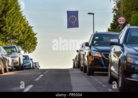 Crouch End, Londra, Regno Unito. Il 29 settembre 2018. Una grande bandiera UE è stato messo su cavi telefonici attraverso una strada. Credito: Matteo Chattle/Alamy Live News Foto Stock