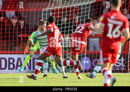 Crawley, Regno Unito. 29 Settembre 2018.Filipe Morais di Crawley Town punteggi per renderlo 3-1 durante il cielo EFL scommettere League 2 corrispondenza tra la città di Crawley e Yeovil Town al Checkatrade.com Stadium, Crawley, Inghilterra il 29 settembre 2018. Foto di Ken scintille. Solo uso editoriale, è richiesta una licenza per uso commerciale. Nessun uso in scommesse, giochi o un singolo giocatore/club/league pubblicazioni. Credit: UK Sports Pics Ltd/Alamy Live News Foto Stock