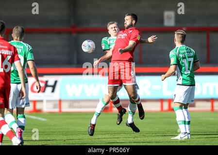 Crawley, Regno Unito. 29 Settembre 2018.Ollie Palmer di Crawley Town vince una testata durante il cielo EFL scommettere League 2 corrispondenza tra la città di Crawley e Yeovil Town al Checkatrade.com Stadium, Crawley, Inghilterra il 29 settembre 2018. Foto di Ken scintille. Solo uso editoriale, è richiesta una licenza per uso commerciale. Nessun uso in scommesse, giochi o un singolo giocatore/club/league pubblicazioni. Credit: UK Sports Pics Ltd/Alamy Live News Foto Stock